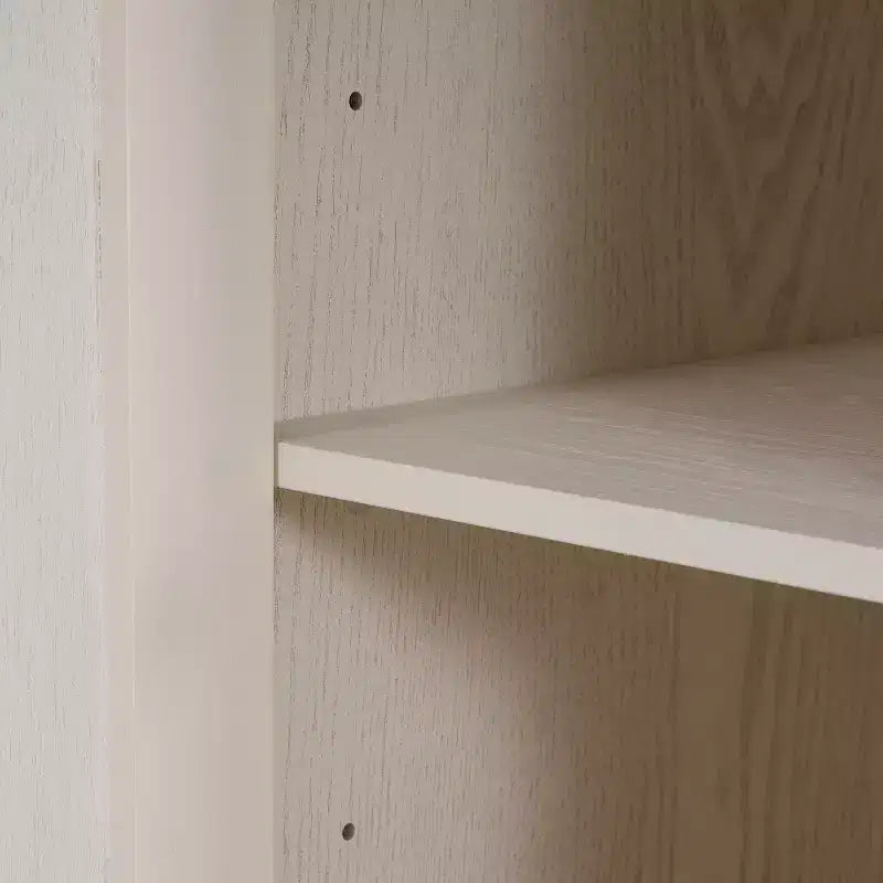 Modernes Sideboard mit vier verstellbaren Einlegeböden und Türen
