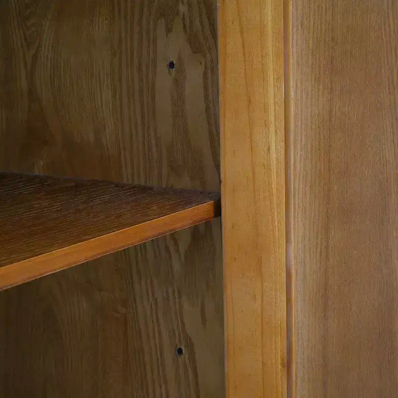Modernes Sideboard mit vier verstellbaren Einlegeböden und Türen
