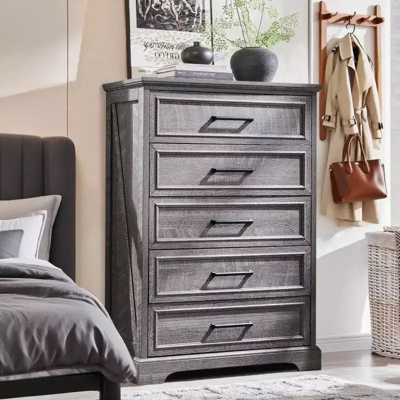 Kommode mit 5 Schubladen fürs Schlafzimmer, 46 hohe Kommode im Landhausstil mit breiten Metallgriffen, Schubladenorganizer aus Holz für Schlafzimmer und Flur