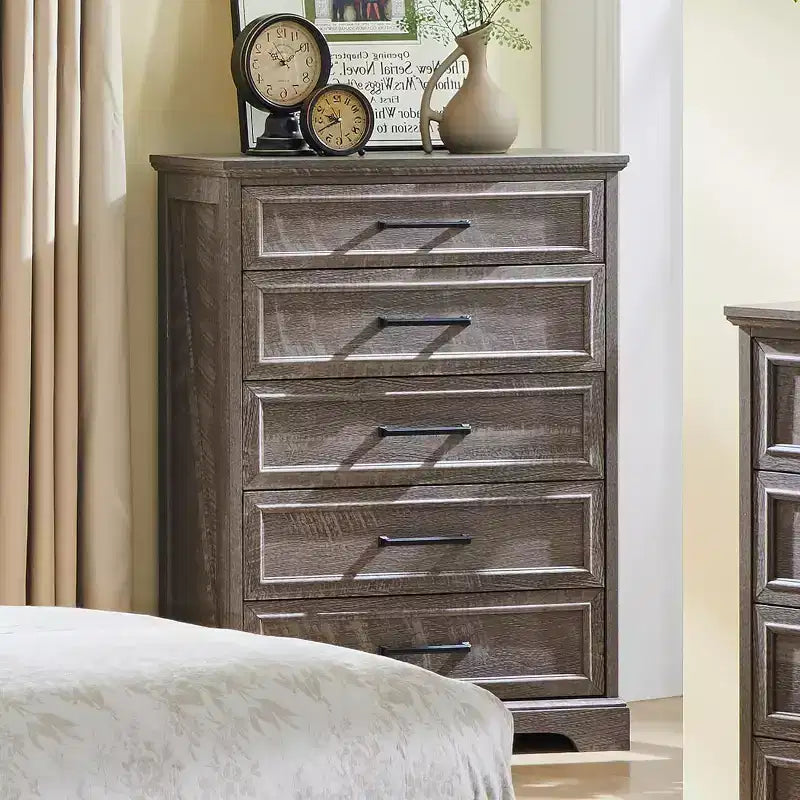 Kommode mit 5 Schubladen fürs Schlafzimmer, 46 hohe Kommode im Landhausstil mit breiten Metallgriffen, Schubladenorganizer aus Holz für Schlafzimmer und Flur