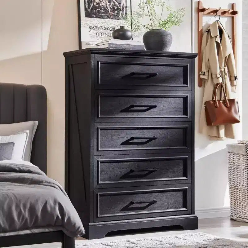 Kommode mit 5 Schubladen fürs Schlafzimmer, 46 hohe Kommode im Landhausstil mit breiten Metallgriffen, Schubladenorganizer aus Holz für Schlafzimmer und Flur