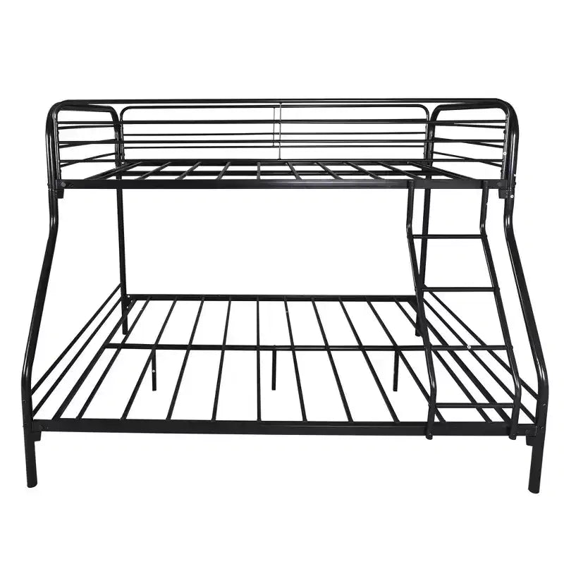 Robustes Metall-Etagenbett mit Einzelbett über Doppelbett, verstärktem Rausfallschutz und schräger Leiter für das Kinderzimmer