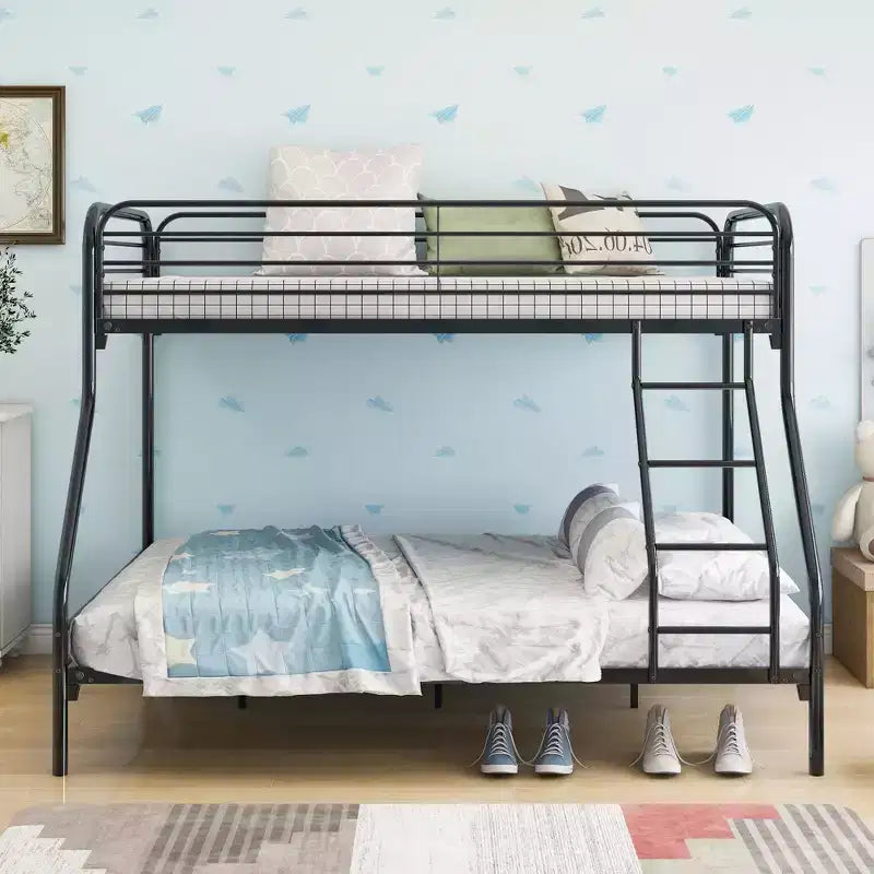 Robustes Metall-Etagenbett mit Einzelbett über Doppelbett, verstärktem Rausfallschutz und schräger Leiter für das Kinderzimmer