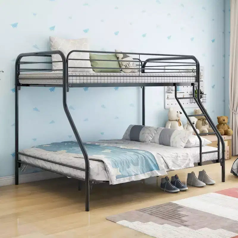 Robustes Metall-Etagenbett mit Einzelbett über Doppelbett, verstärktem Rausfallschutz und schräger Leiter für das Kinderzimmer