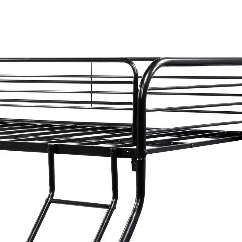 Robustes Metall-Etagenbett mit Einzelbett über Doppelbett, verstärktem Rausfallschutz und schräger Leiter für das Kinderzimmer