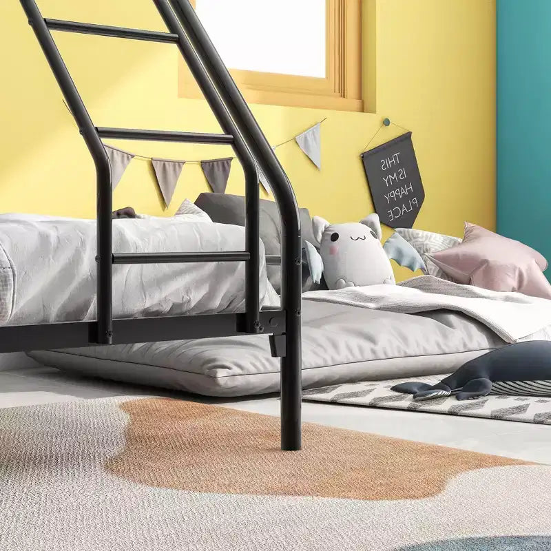 Robustes Metall-Etagenbett mit Einzelbett über Doppelbett, verstärktem Rausfallschutz und schräger Leiter für das Kinderzimmer