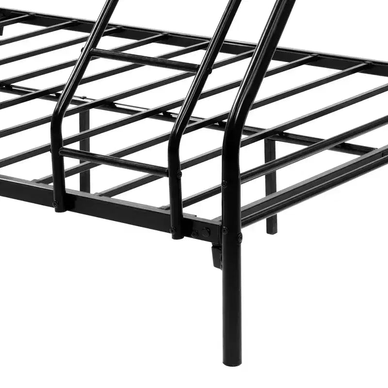 Robustes Metall-Etagenbett mit Einzelbett über Doppelbett, verstärktem Rausfallschutz und schräger Leiter für das Kinderzimmer
