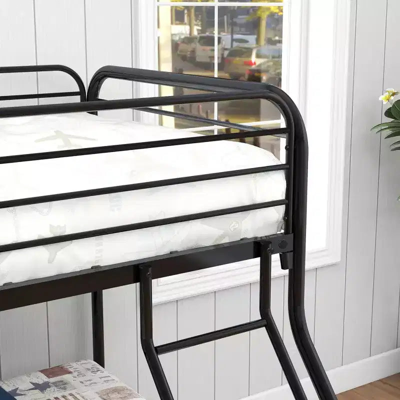 Robustes Metall-Etagenbett mit Einzelbett über Doppelbett, verstärktem Rausfallschutz und schräger Leiter für das Kinderzimmer
