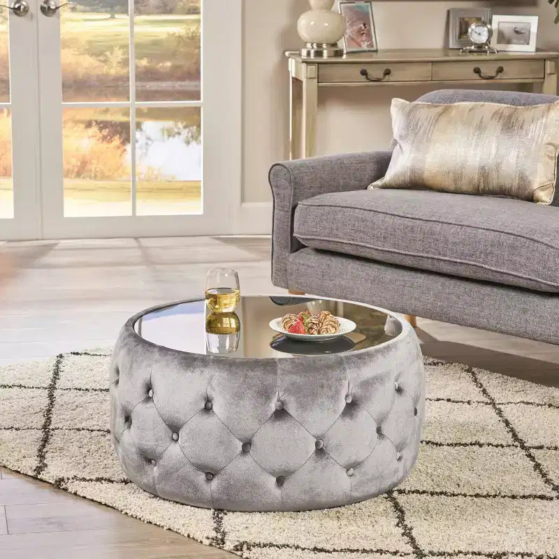 Moderner Hocker mit runder Glasplatte, samtbezogener Couchtisch mit Knopfheftung und Rautensteppung, Fußhocker für Wohnzimmer und Schlafzimmer