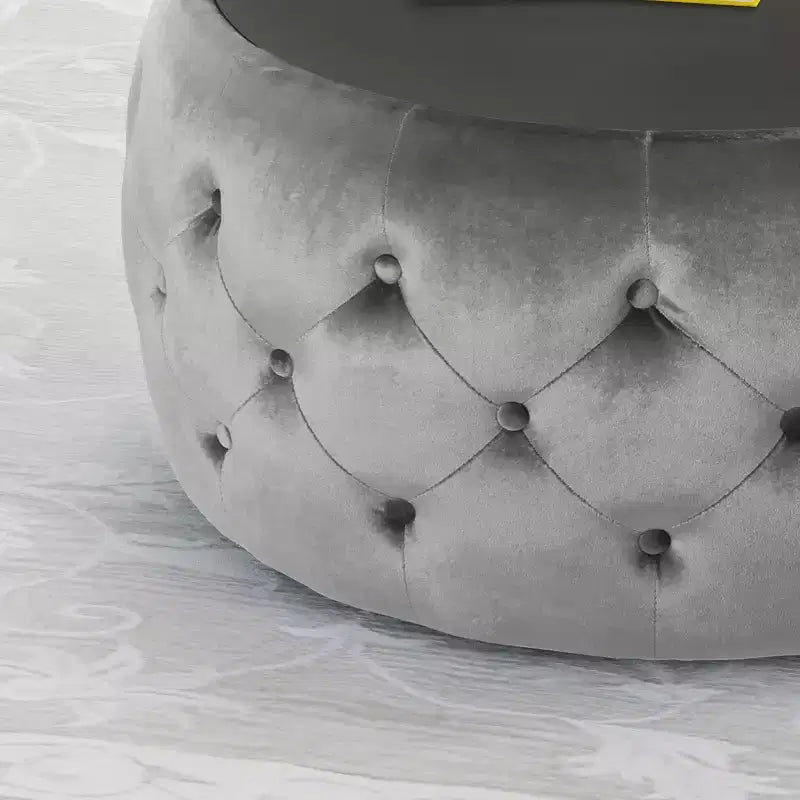 Moderner Hocker mit runder Glasplatte, samtbezogener Couchtisch mit Knopfheftung und Rautensteppung, Fußhocker für Wohnzimmer und Schlafzimmer