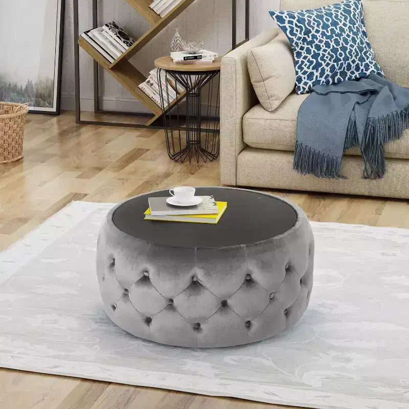 Moderner Hocker mit runder Glasplatte, samtbezogener Couchtisch mit Knopfheftung und Rautensteppung, Fußhocker für Wohnzimmer und Schlafzimmer