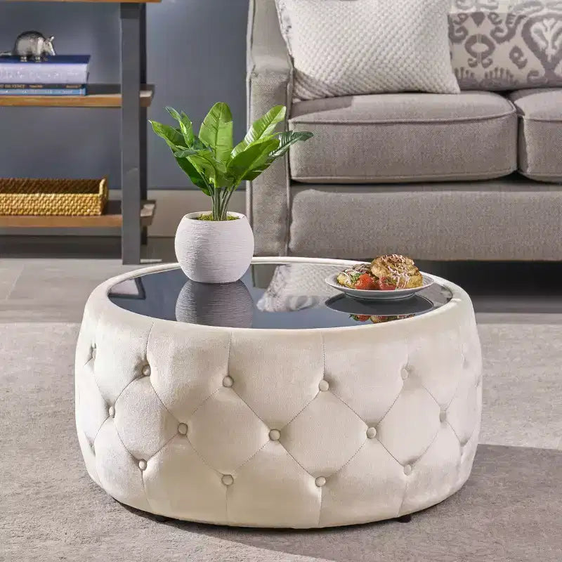 Moderner Hocker mit runder Glasplatte, samtbezogener Couchtisch mit Knopfheftung und Rautensteppung, Fußhocker für Wohnzimmer und Schlafzimmer