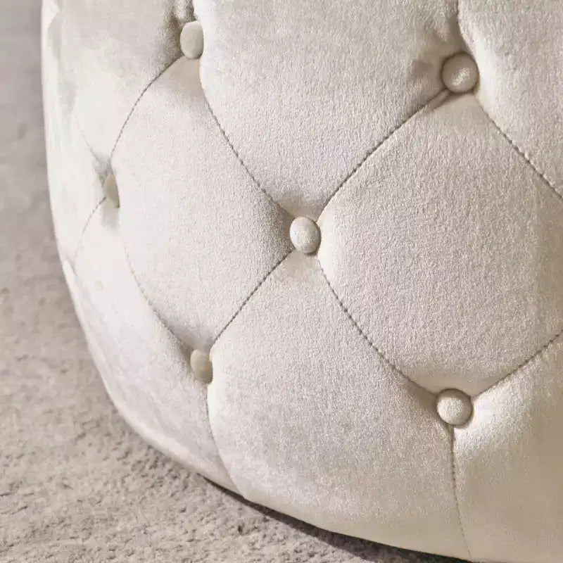 Moderner Hocker mit runder Glasplatte, samtbezogener Couchtisch mit Knopfheftung und Rautensteppung, Fußhocker für Wohnzimmer und Schlafzimmer