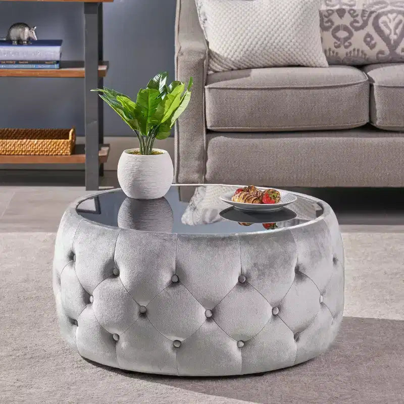 Pouf moderne avec plateau en verre, table basse ronde en velours rembourré avec capitonnage losange et repose-pieds pour le salon ou la chambre