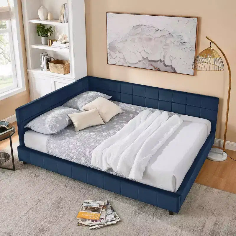 Gepolstertes Queensize-Bettgestell mit Knopfheftung, Rückenlehne und Armlehnen aus Samt fürs Schlafzimmer, Blau