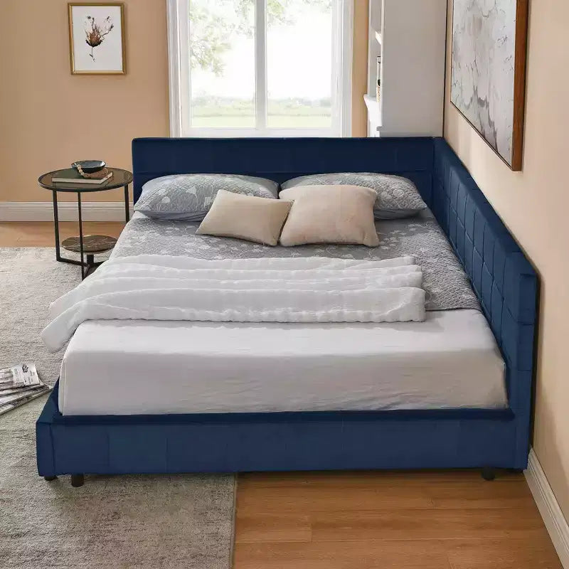 Gepolstertes Queensize-Bettgestell mit Knopfheftung, Rückenlehne und Armlehnen aus Samt fürs Schlafzimmer, Blau