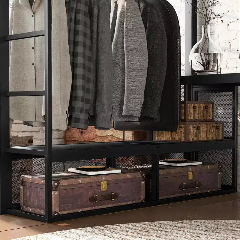 Cama alta metálica tamaño queen con escritorio, estantes de almacenamiento y barra para colgar ropa, estructura de cama alta que ahorra espacio con barandillas de seguridad y escalera, no necesita somier, color negro