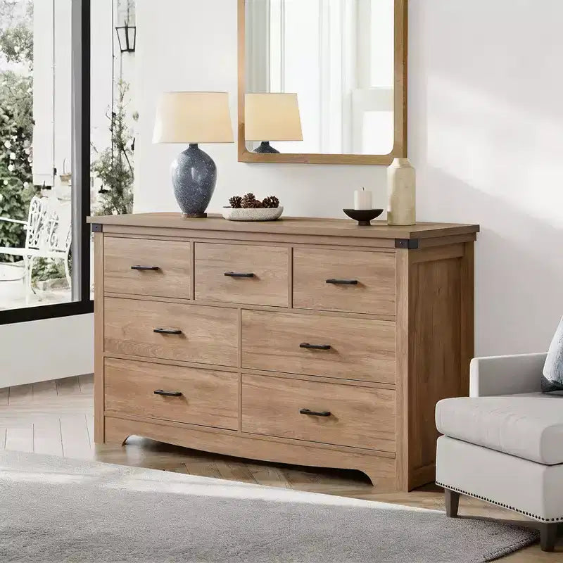 Kommode im Landhausstil mit 7 Schubladen fürs Schlafzimmer, 31.4 hohe Kommode, rustikale Holzkommode mit Metallgriffen, Aufbewahrungsschrank fürs Schlafzimmer
